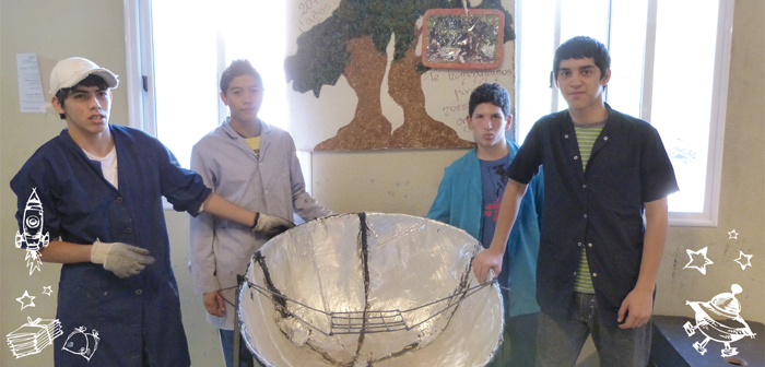 Alumnos contruyendo un sistema solar con elementos reciclados